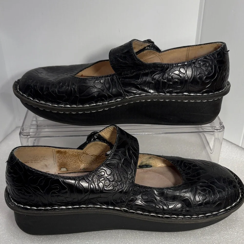 Alegria used but some life left. Eu37 Women's Black Embossed‎ Flats. Box 21